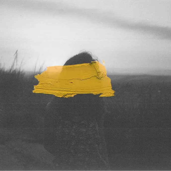 En Sentarnos junto al fuego, Juan M. Fernández Chico propone un ejercicio de escritura colectiva sobre paternidad, cuidado, escucha, masculinidad, diálogo, comunidad, vulnerabilidad, ternura y memoria. Este proyecto nace como una forma de resistir desde la palabra y de construir nuevas formas de ser padre en un mundo que arde.